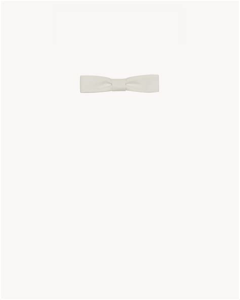 Rectangular bow tie in cotton poplin .